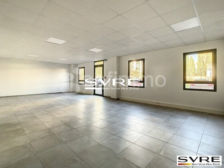Flex in LES MILLES for lease - Interior Photo - Image 2 of 7