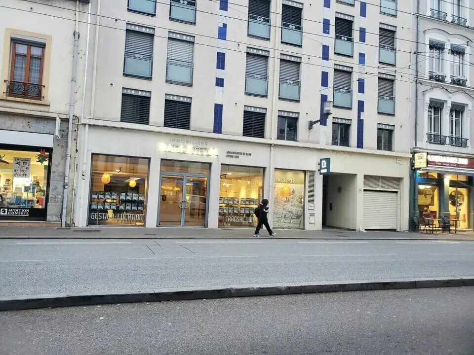 Retail in Lyon for lease Building Photo- Image 1 of 5