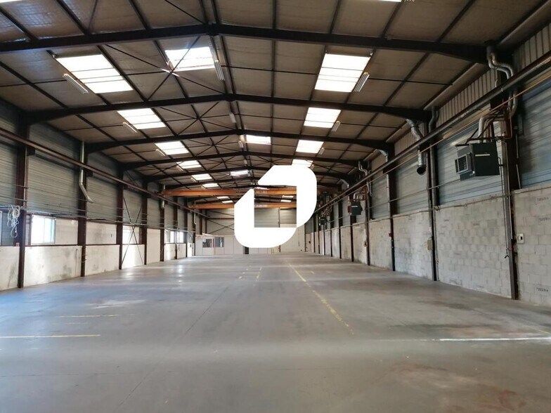 Flex in Belleville-en-Beaujolais for lease - Interior Photo - Image 2 of 9