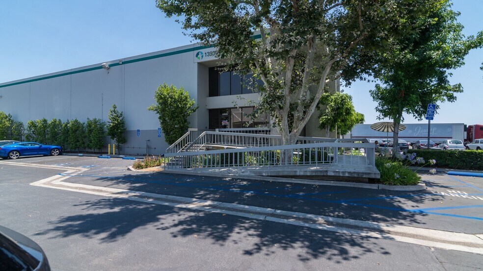 13930-13950 Mica St, Santa Fe Springs, CA à louer - Photo du bâtiment - Image 2 de 8