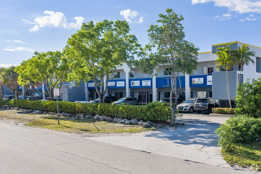 8830-8872 SW 129th Ter, Miami, FL à louer - Photo principale - Image 1 de 4