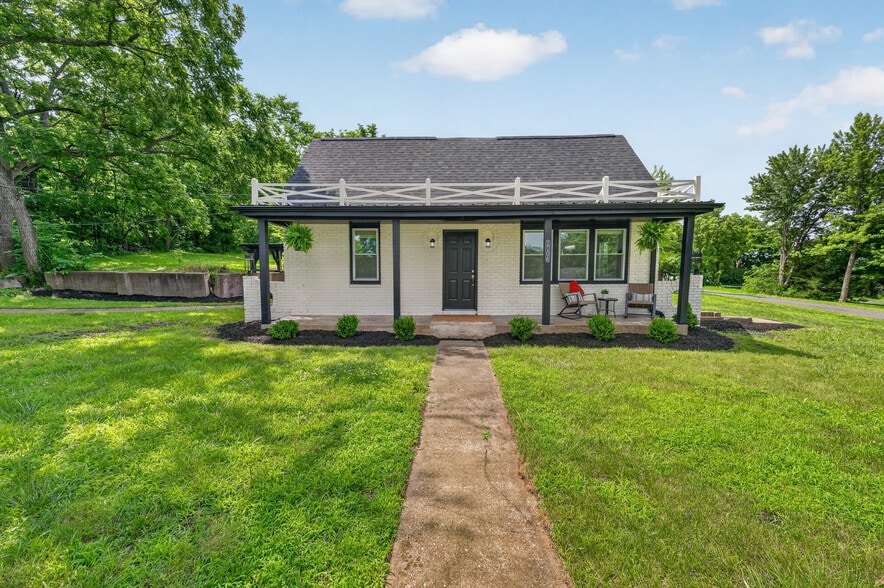 1106 College Hill St, Pleasant Hill, MO for sale - Primary Photo - Image 1 of 14