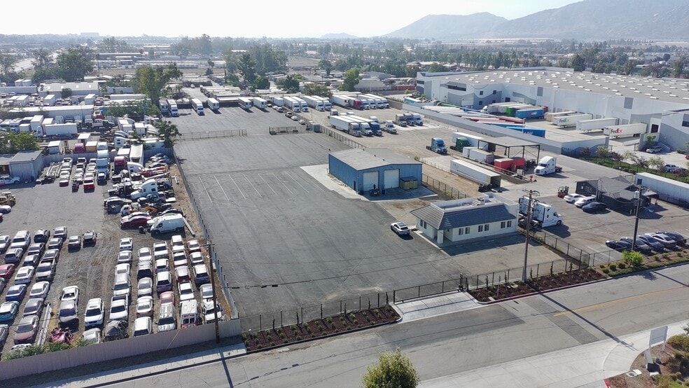 10157-10167 Live Oak Ave, Fontana, CA for lease - Building Photo - Image 1 of 7
