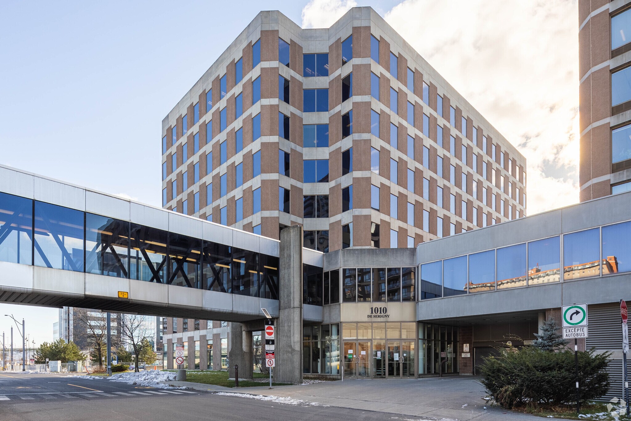 1010 Rue de Sérigny, Longueuil, QC for lease Primary Photo- Image 1 of 4