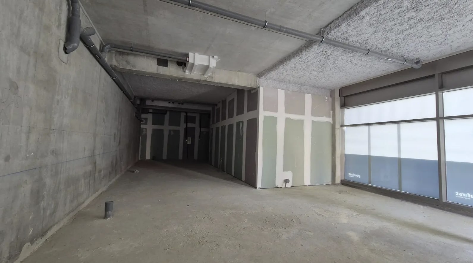 Retail in Ville-d'Avray for lease Interior Photo- Image 1 of 12