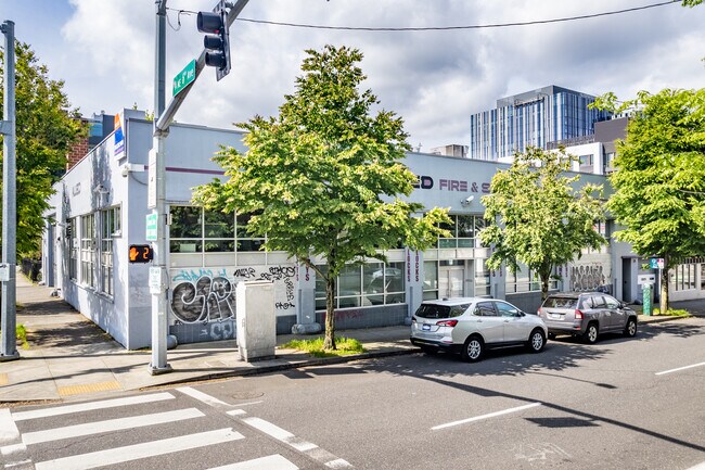 Plus de détails pour 530 NE Couch St, Portland, OR - Local d'activités à louer