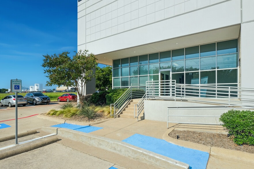 1825 Westpark Dr, Grand Prairie, TX for lease - Building Photo - Image 2 of 16