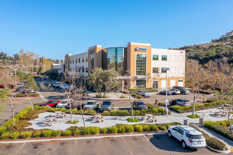 1265 Laurel Tree Ln, Carlsbad, CA à louer - Photo du bâtiment - Image 2 de 5