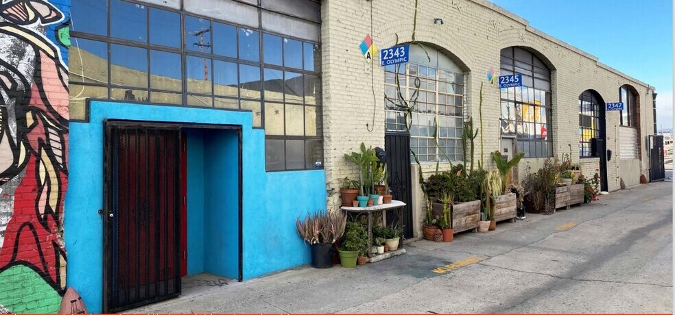 2341-2345 E Olympic Blvd, Los Angeles, CA à louer - Photo du bâtiment - Image 3 de 19