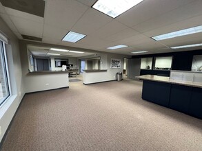 1375 S Eastwood Dr, Woodstock, IL à vendre Photo intérieure- Image 1 de 15