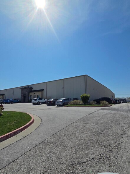 4300-4324 N Belgium Ave, Riverside, MO for lease - Building Photo - Image 2 of 5