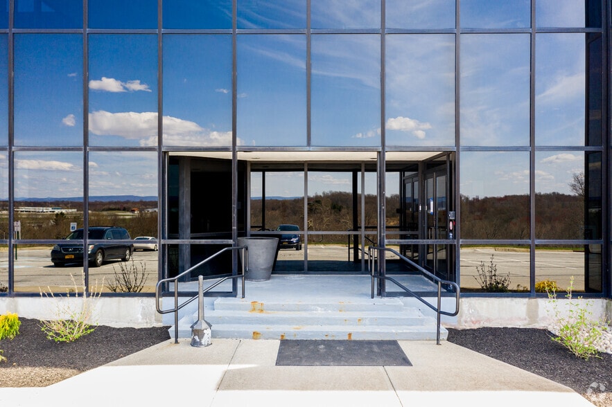 33 Airport Center Dr, New Windsor Township, NY for lease - Building Photo - Image 2 of 7