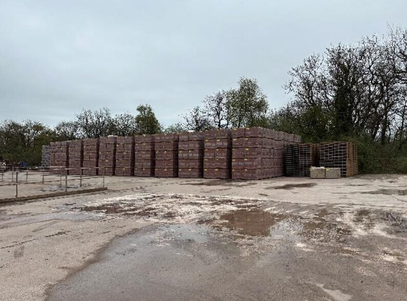 Yard Rear Of, Shepton Mallet à louer - Photo du bâtiment - Image 2 de 2