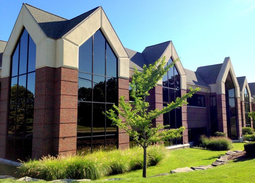 41850 W 11 Mile Rd, Novi, MI à louer - Photo du bâtiment - Image 2 de 9