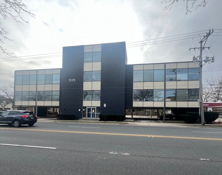 5135 Golf Rd, Skokie, IL à vendre - Photo du bâtiment - Image 2 de 18