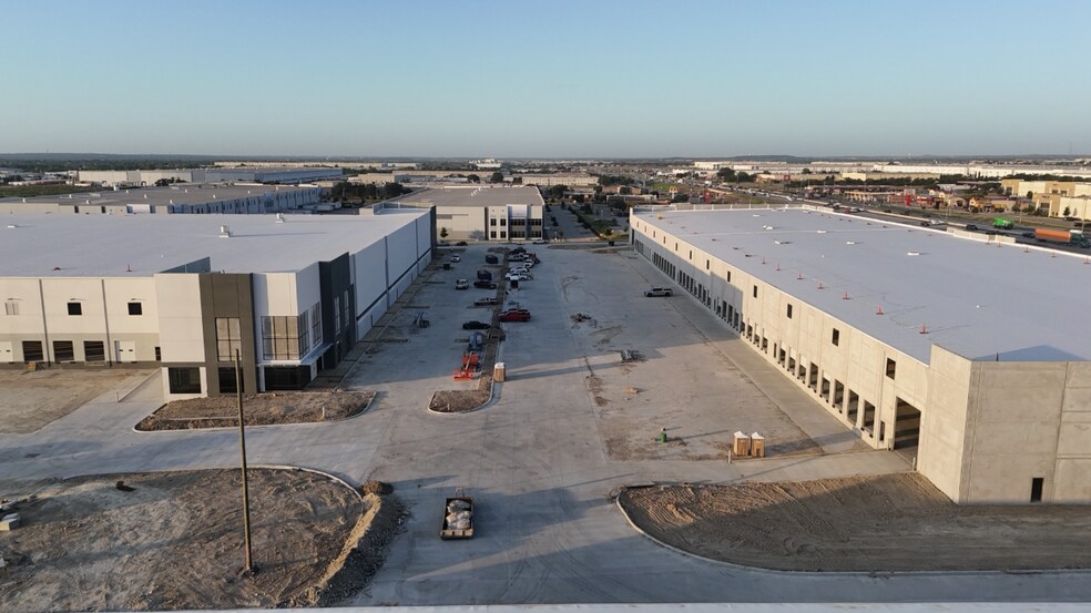 7901 South Fwy, Fort Worth, TX à louer - Photo du bâtiment - Image 2 de 9