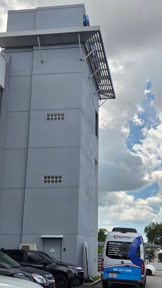 3383 NW 7th St, Miami, FL for lease - Building Photo - Image 2 of 12