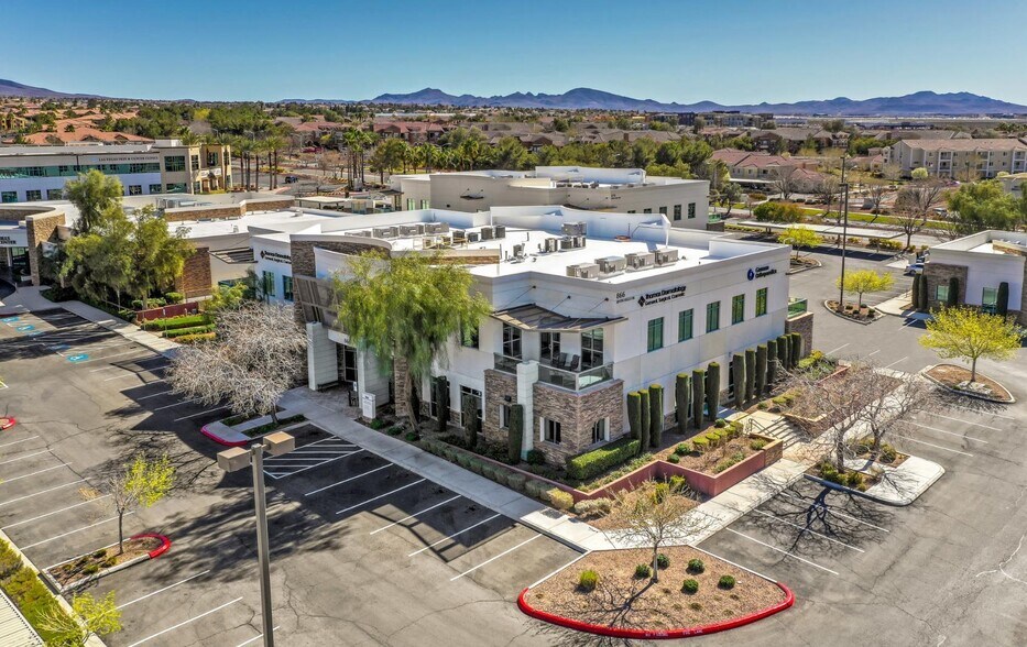 870 Seven Hills Dr, Henderson, NV à louer - Photo du bâtiment - Image 2 de 5