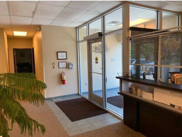 19805-19821 Farmington Rd, Livonia, MI for lease - Lobby - Image 2 of 6