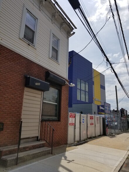 2582 Richmond Ter, Staten Island, NY à louer - Photo du bâtiment - Image 1 de 11
