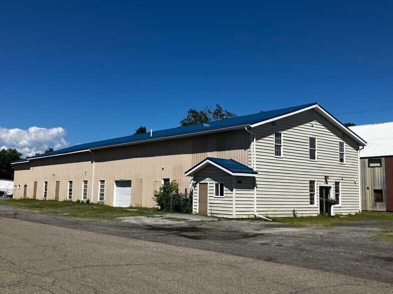 373 Pleasant Ave, Hamburg, NY à louer - Photo du bâtiment - Image 2 de 6