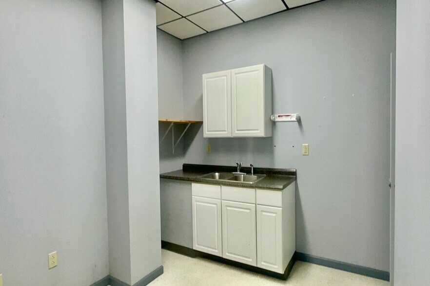 2412 Palumbo Dr, Lexington, KY à louer - Photo du bâtiment - Image 2 de 7
