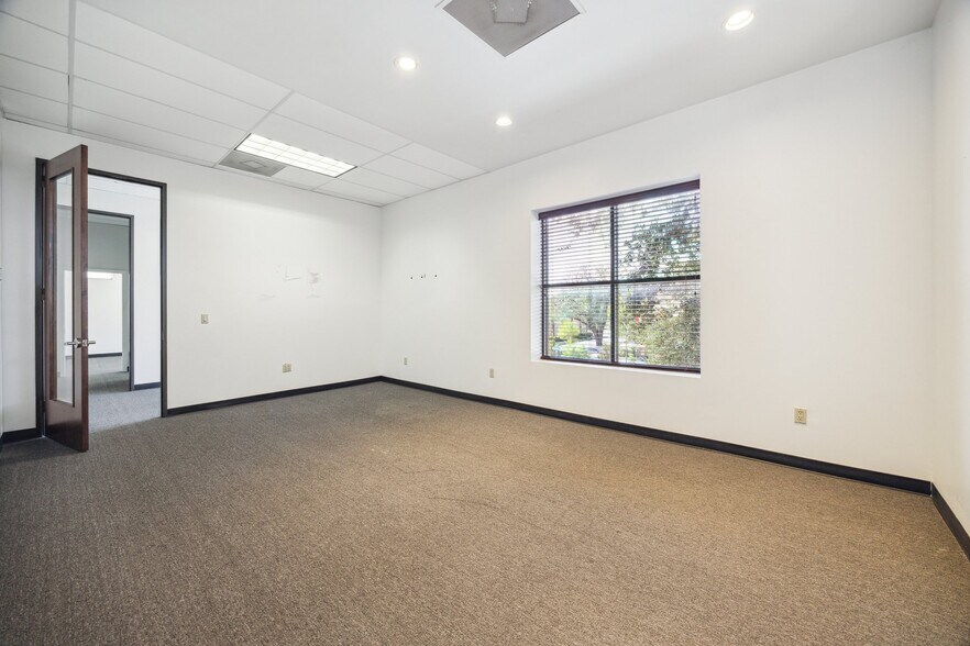 500 Durham Dr, Houston, TX à louer - Photo du bâtiment - Image 2 de 7
