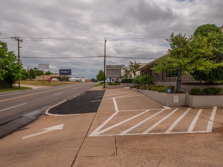 7908 N Western Ave, Oklahoma City, OK à louer - Photo du bâtiment - Image 3 de 10