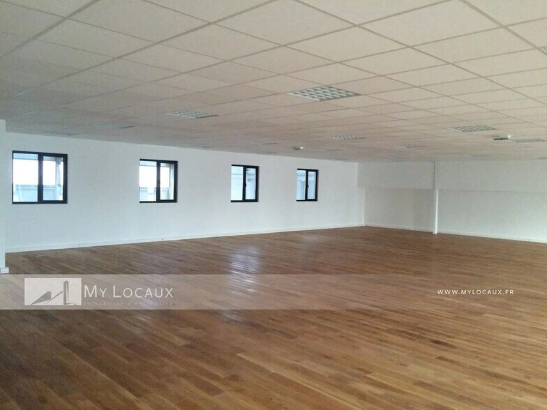 Flex in Courbevoie for lease - Interior Photo - Image 3 of 7