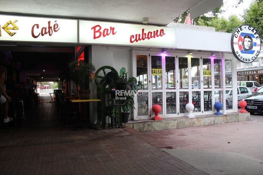 Retail in Castelló d'Empúries, Gerona for lease - Building Photo - Image 2 of 4