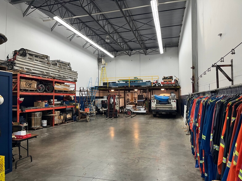 17358 104A Ave, Surrey, BC à vendre - Photo du bâtiment - Image 2 de 3