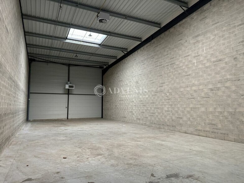 Flex in Bussy Saint Georges for lease - Interior Photo - Image 2 of 5