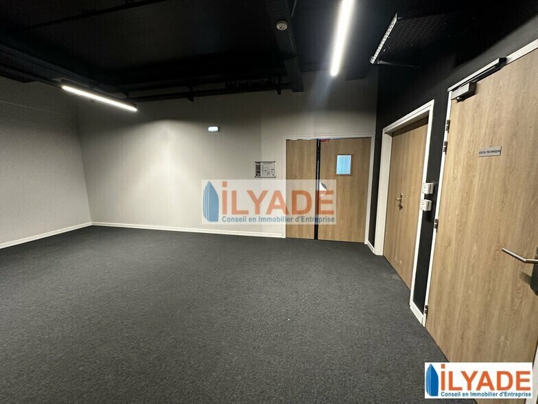 Retail in La Ciotat for sale - Building Photo - Image 3 of 12