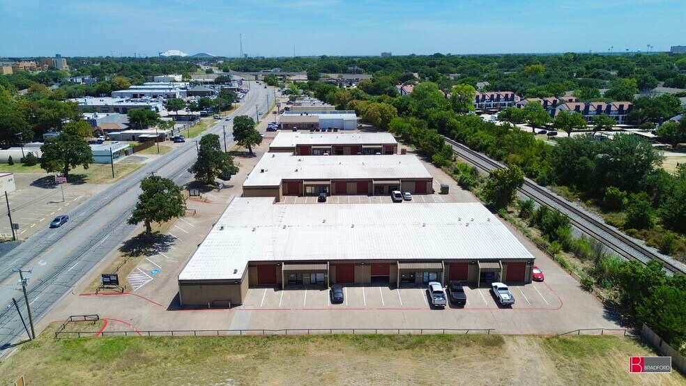 1846 W Division St, Arlington, TX à louer - Photo du bâtiment - Image 2 de 8