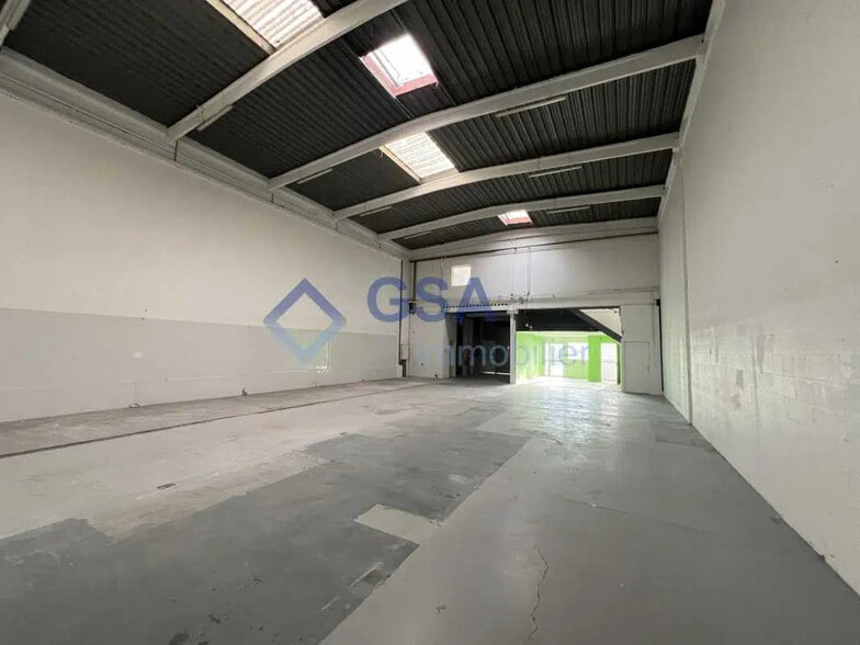 Office in Bondoufle for lease - Interior Photo - Image 1 of 8