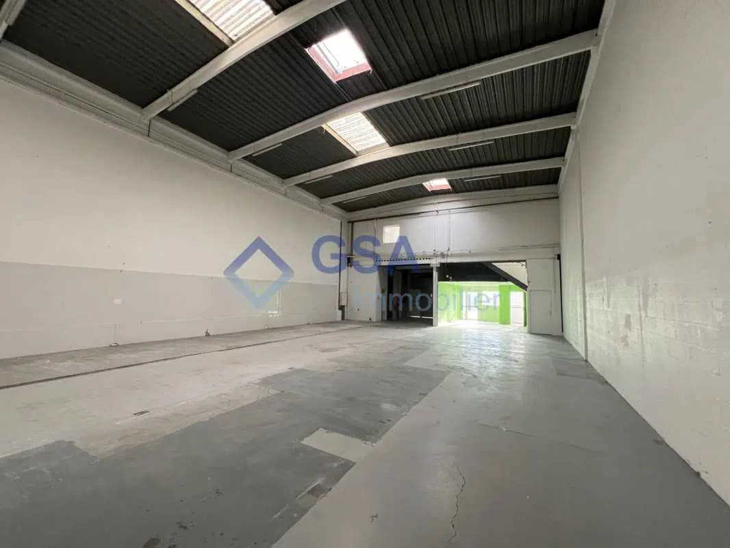 Office in Bondoufle for lease Interior Photo- Image 1 of 9