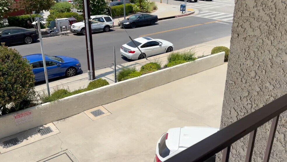 22156 Sherman Way, Canoga Park, CA à louer - Vidéo sur l’inscription commerciale - Image 2 de 10