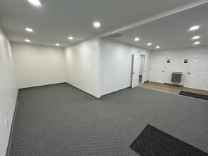 1301 South Park Dr, Kernersville, NC à louer Photo intérieure- Image 2 de 7