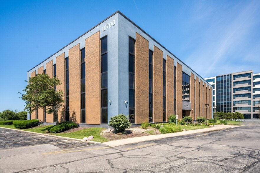10700 W Higgins Rd, Rosemont, IL for sale - Building Photo - Image 2 of 122