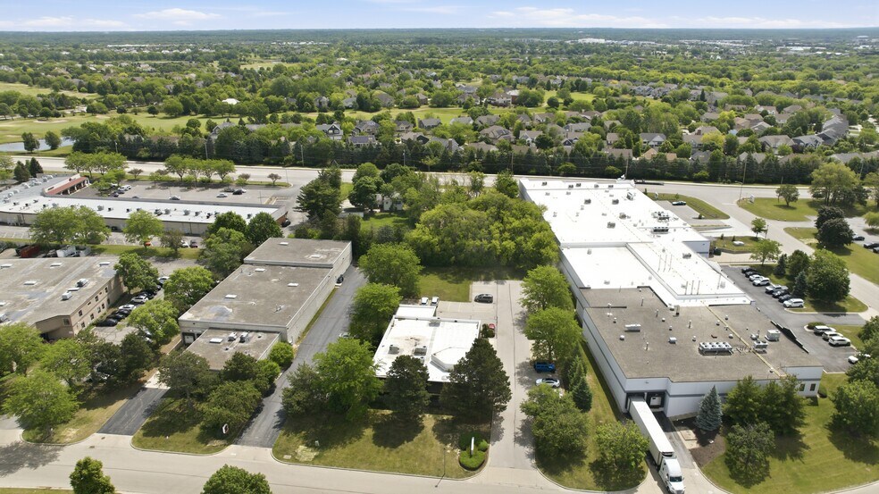975 Campus Dr, Mundelein, IL à vendre - Photo du bâtiment - Image 3 de 30