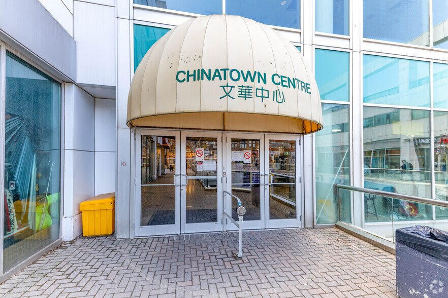 222 Spadina Ave, Toronto, ON à vendre - Photo du bâtiment - Image 2 de 6