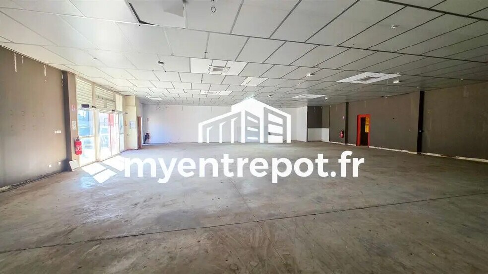 Flex in Vitrolles for lease - Interior Photo - Image 1 of 6