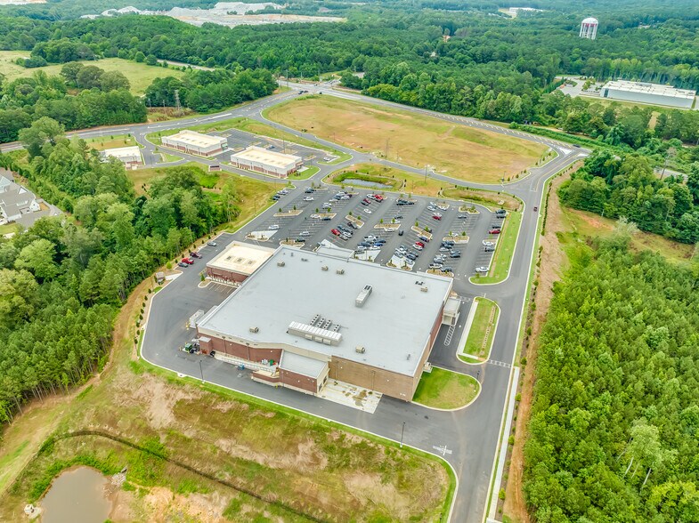 Arbor Spring Cir, Newnan, GA à vendre - Photo du bâtiment - Image 2 de 5