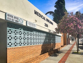 255 E Orange Grove Ave, Burbank, CA à louer Photo du bâtiment- Image 2 de 2