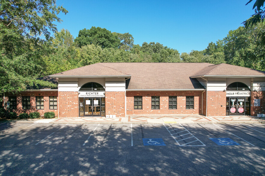 5500 W Friendly Ave, Greensboro, NC à louer - Photo du bâtiment - Image 1 de 6