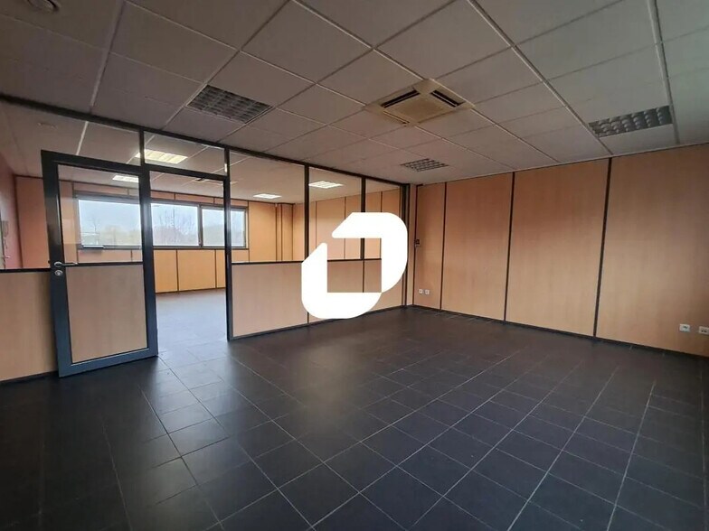 Office in Armentières for lease - Building Photo - Image 3 of 8