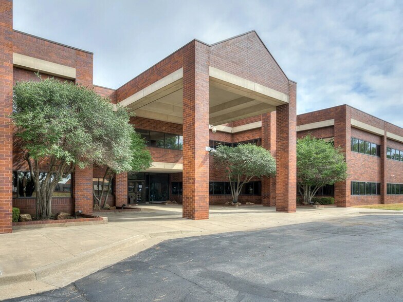 7301 NW Expressway, Oklahoma City, OK à louer - Photo du bâtiment - Image 2 de 25