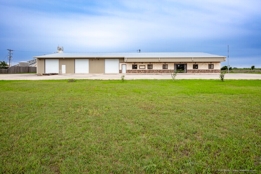 9000 Camino Real, Uhland, TX à vendre - Photo du bâtiment - Image 3 de 8