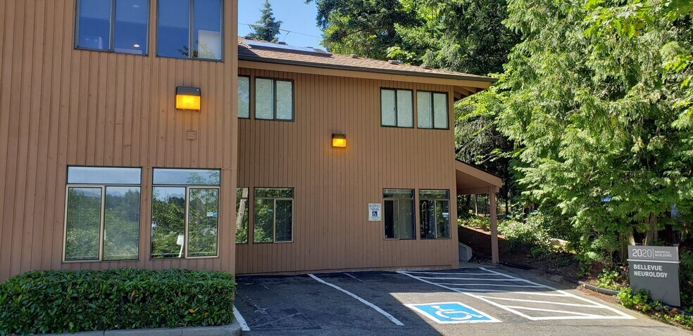 2020 116th Ave NE, Bellevue, WA à louer - Photo du bâtiment - Image 2 de 21