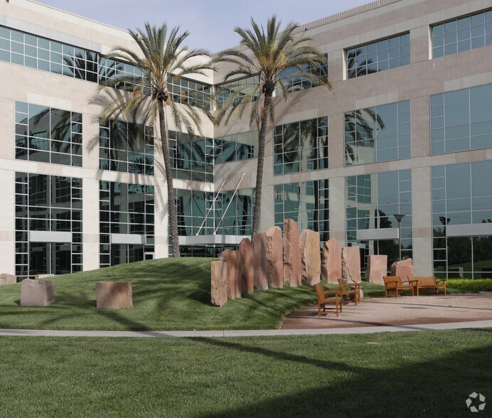 2400 Empire Ave, Burbank, CA à louer - Photo du bâtiment - Image 3 de 15